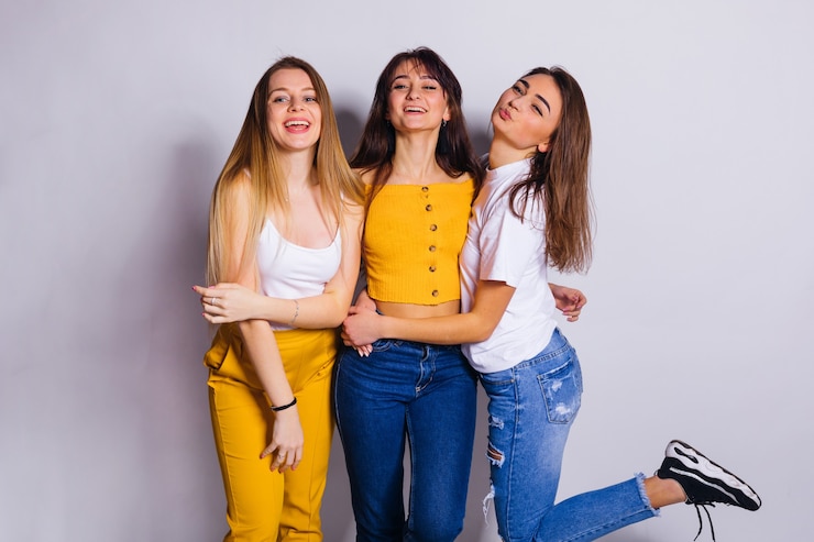 Foto retrato de estudio de atractivas mujeres sonrientes sobre fondo blanco foto de estudio