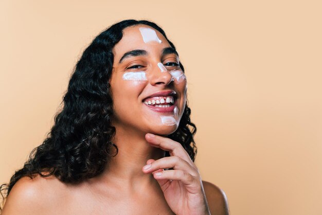 Foto retrato de estudio de belleza de hermosa mujer hispana con diastema