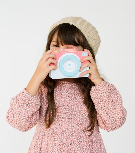 Retrato de estudio de cámara de arte de papercraft de niña pequeña
