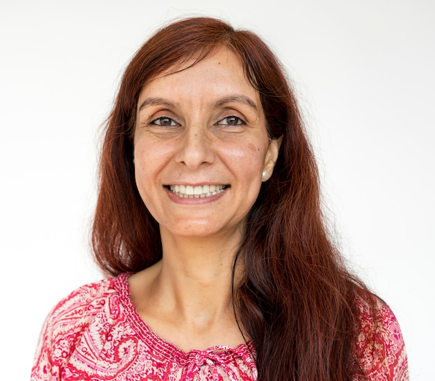 Foto retrato de estudio casual sonriente mujer madura