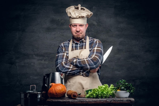 Retrato de estudio de chef masculino preparando ensalada saludable.