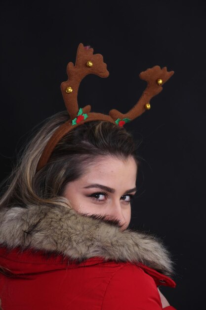 Foto retrato de estudio de una chica con una cinta de navidad en la imagen de estudio