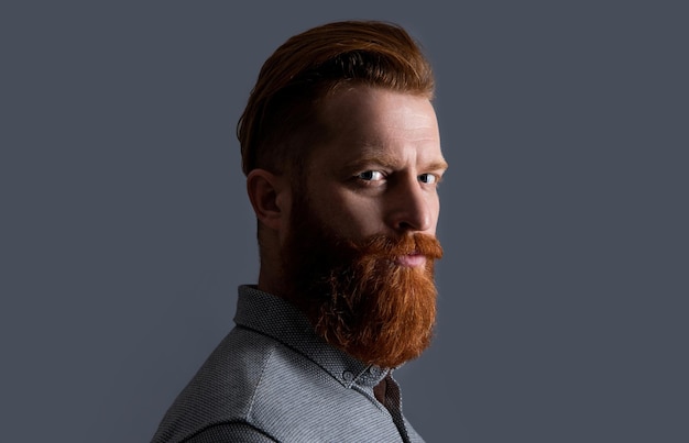 Retrato de estudio de chico barbudo cuidado de la barba guapo chico barbudo tiene barba chico barbudo
