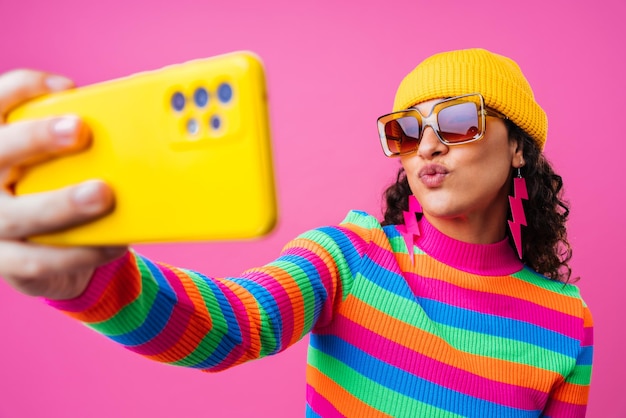 Foto retrato de estudio creativo de hermosa mujer hispana con diastema