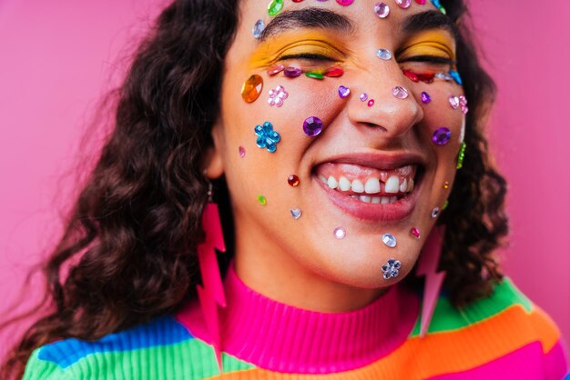 Retrato de estudio creativo de hermosa mujer hispana con diastema