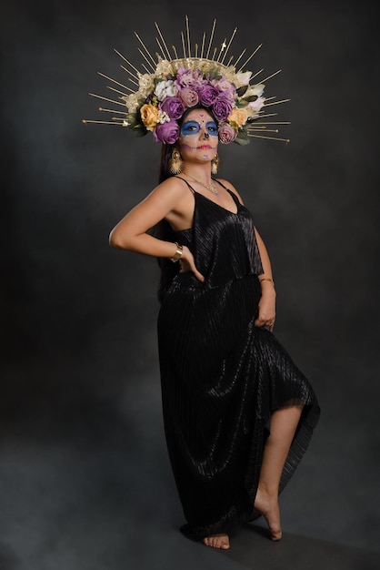 Retrato de estudio de cuerpo entero de una niña con maquillaje de catrina