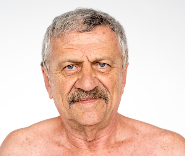 Retrato de estudio desnudo de pecho desnudo Senior adulto hombre