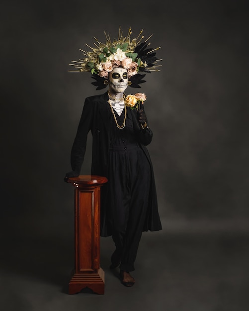 Retrato de estudio de Drag Queen catrin Catrin vestida de negro con corona de flores