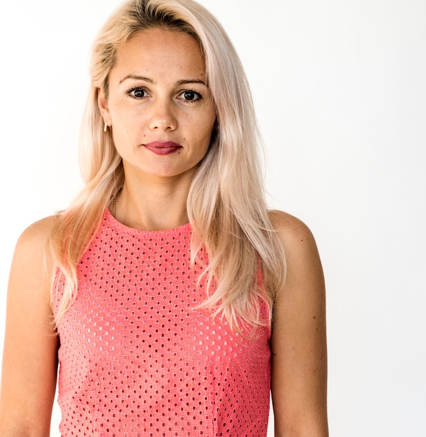 Foto retrato de estudio de expresión de cara de mujer caucásica