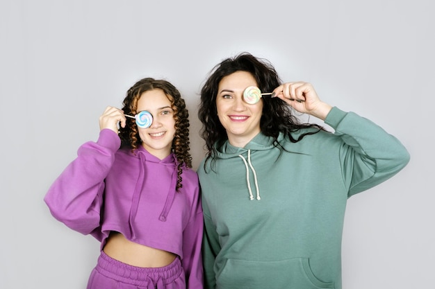 Retrato de estudio de familia feliz madre e hija adolescente pasan tiempo juntos