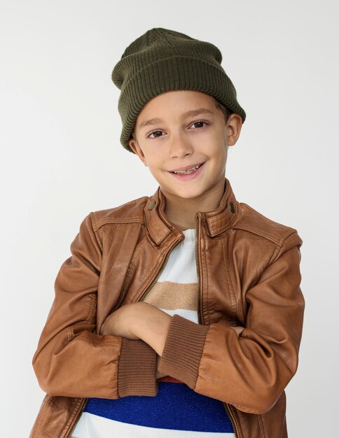 Retrato de estudio de felicidad de niño pequeño sonriendo