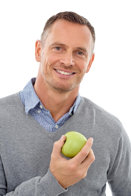 Retrato de estudio feliz de hombre y fruta de manzana para una dieta saludable y bienestar aislado en un fondo blanco Persona modelo con comida vegana nutritiva para una motivación de estilo de vida saludable y una alimentación limpia