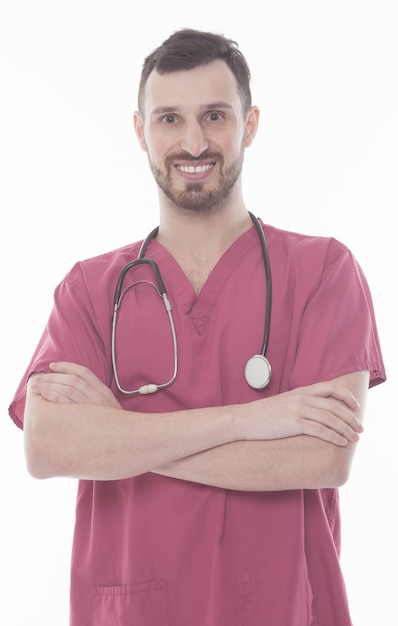 Retrato de estudio de feliz médico varón en uniforme