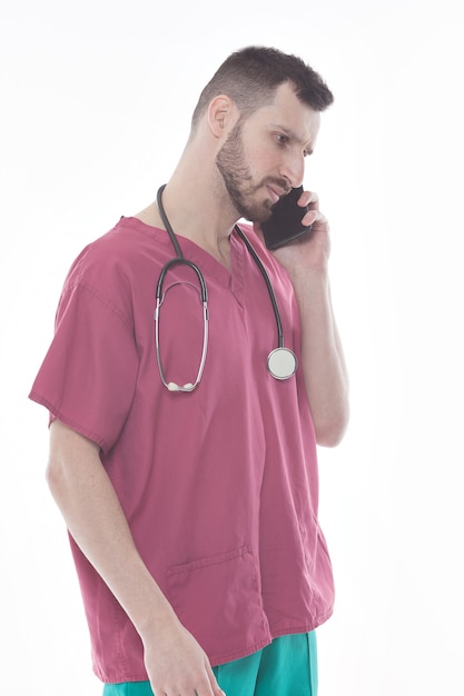 Retrato de estudio de feliz médico varón en uniforme