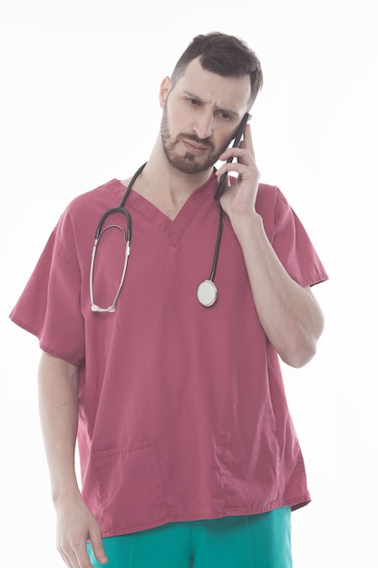 Retrato de estudio de feliz médico varón en uniforme