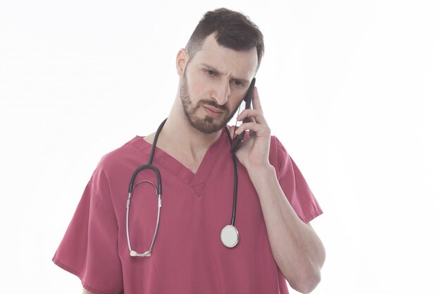 Retrato de estudio de feliz médico varón en uniforme