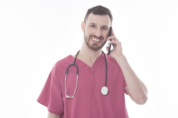 Retrato de estudio de feliz médico varón en uniforme