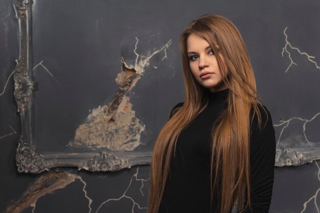 Retrato de estudio de hermosa mujer con cabello largo