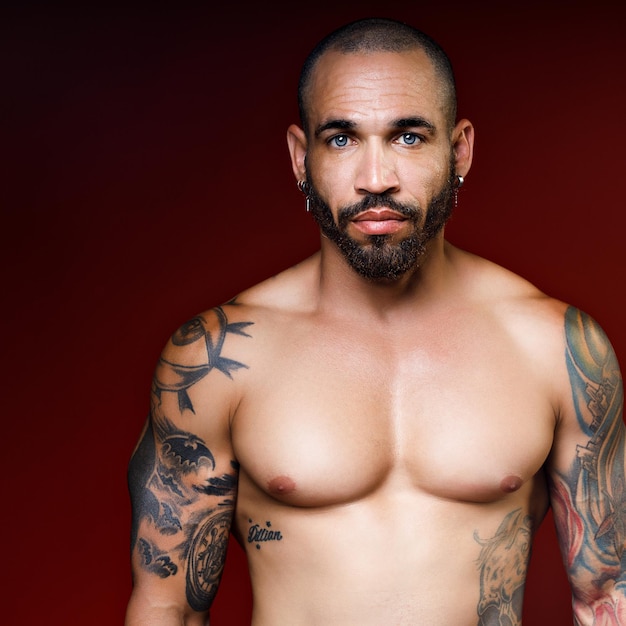 Retrato de estudio de hermosos cubanos o latinos de ojos azules con cuerpo musculoso inflado sin camisa Hermoso cuerpo en tatuajes