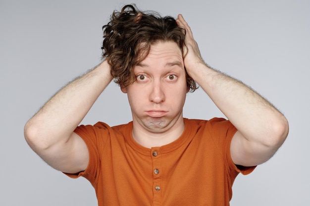 Foto retrato de estudio de un hombre asombrado