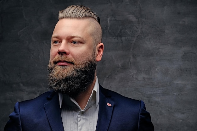 Foto retrato de estudio de hombre barbudo vestido con chaqueta morada.