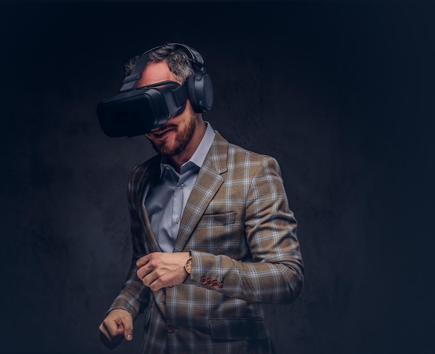 Retrato de estudio de un hombre con gafas de realidad virtual en un da