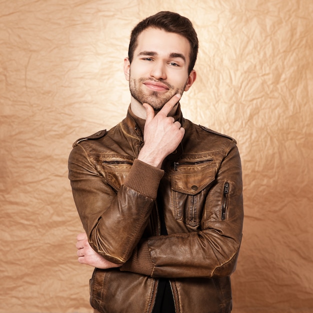 Retrato de estudio de un hombre joven