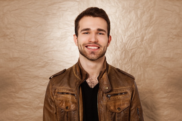 Retrato de estudio de un hombre joven