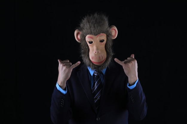 Foto retrato de estudio, de, un, hombre de negocios, llevando, un, mono, máscara