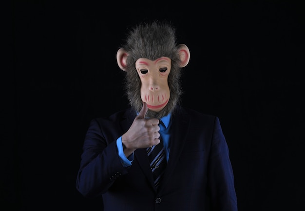 Foto retrato de estudio, de, un, hombre de negocios, llevando, un, mono, máscara