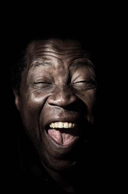 Retrato de estudio de hombre negro africano guapo divertido