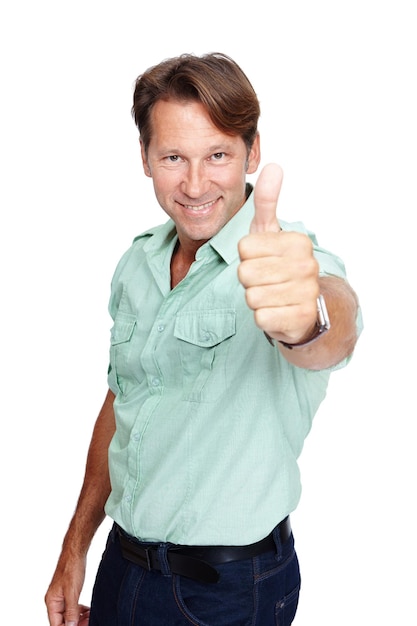 Foto retrato de estudio de hombre y pulgares arriba con sonrisa moda casual y sí por fondo blanco con felicidad signo de mano de hombre de mediana edad feliz y acuerdo con éxito aislado o confiado con camisa