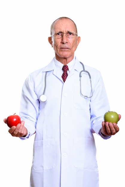 Retrato de estudio de hombre senior con pelo corto aislado contra un blanco