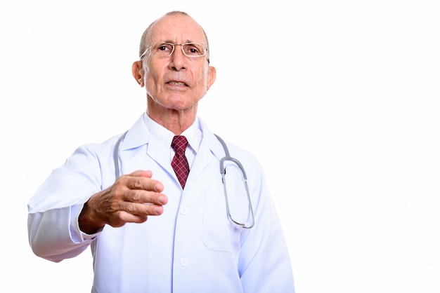 Retrato de estudio de hombre senior con pelo corto aislado contra un blanco