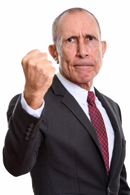 Retrato de estudio de hombre senior con pelo corto aislado contra un blanco