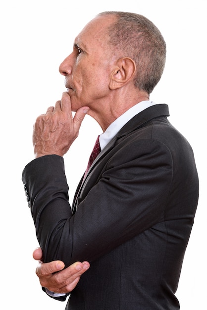 Foto retrato de estudio de hombre senior con pelo corto aislado contra un blanco