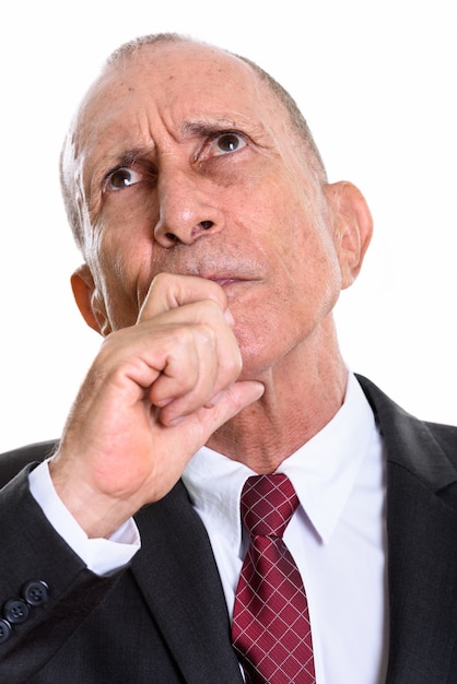 Retrato de estudio de hombre senior con pelo corto aislado contra un blanco