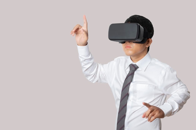 Retrato de estudio hombre vestido con auriculares VR aislado sobre fondo gris Gafas de realidad virtual Tecnología juegos entretenimiento y personas concepto copia espacio