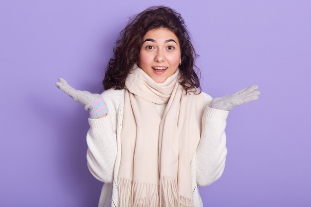 Foto retrato de estudio horizontal de feliz graciosa joven levantando sus manos