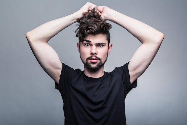 Retrato de estudio de un joven apuesto con peinado de moda