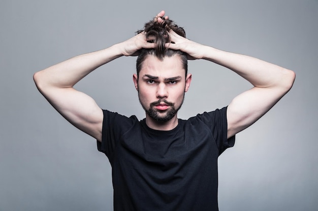 Retrato de estudio de un joven apuesto con peinado de moda