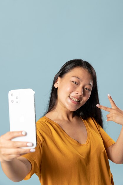 Foto retrato de estudio de joven asiática