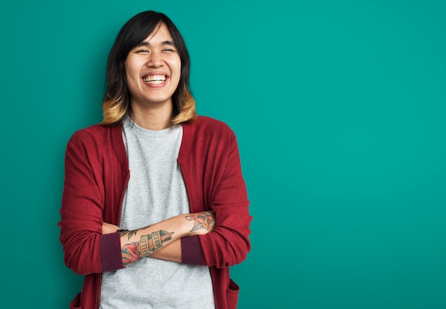 Foto un retrato de estudio de un joven asiático