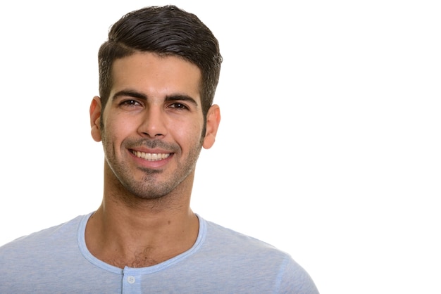 Retrato de estudio de joven guapo persa sonriendo