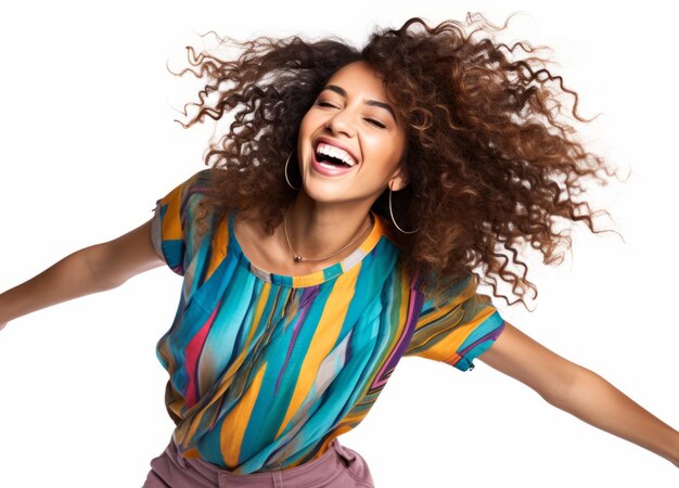 retrato de estudio de una joven hispana sonriente con ropa casual brillante