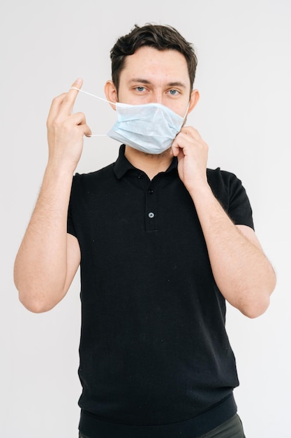 Retrato de estudio de un joven con mascarilla y camiseta negra