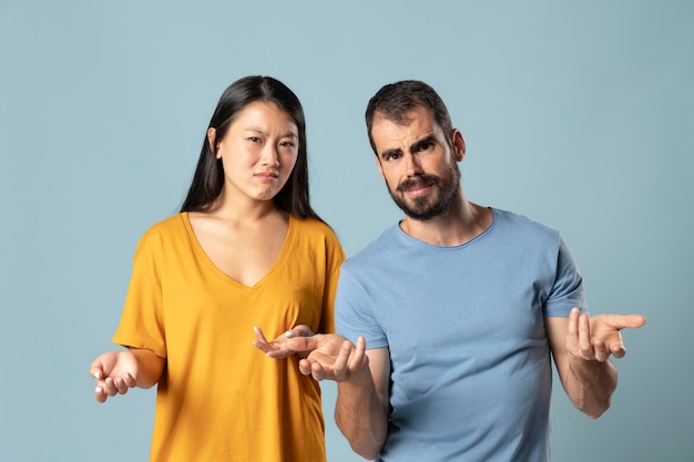 Retrato de estudio de joven mujer asiática y hombre caucásico