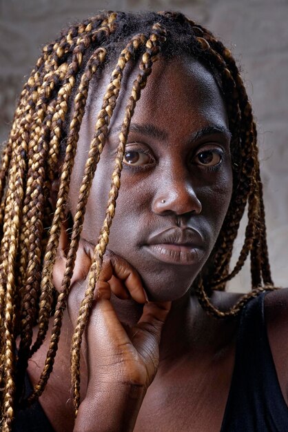 Retrato de estudio de una joven negra con trenzas