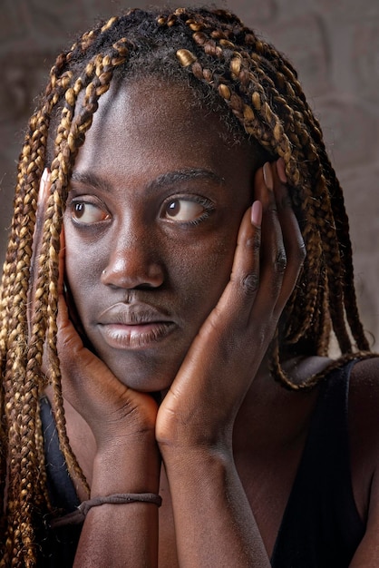 Retrato de estudio de una joven negra con trenzas