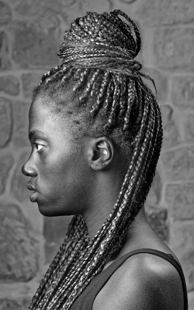 Retrato de estudio de una joven negra con trenzas